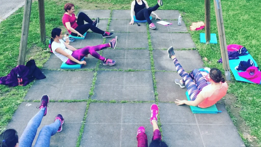 Allievi durante un allenamento Bootcamp all’aperto con esercizi a corpo libero