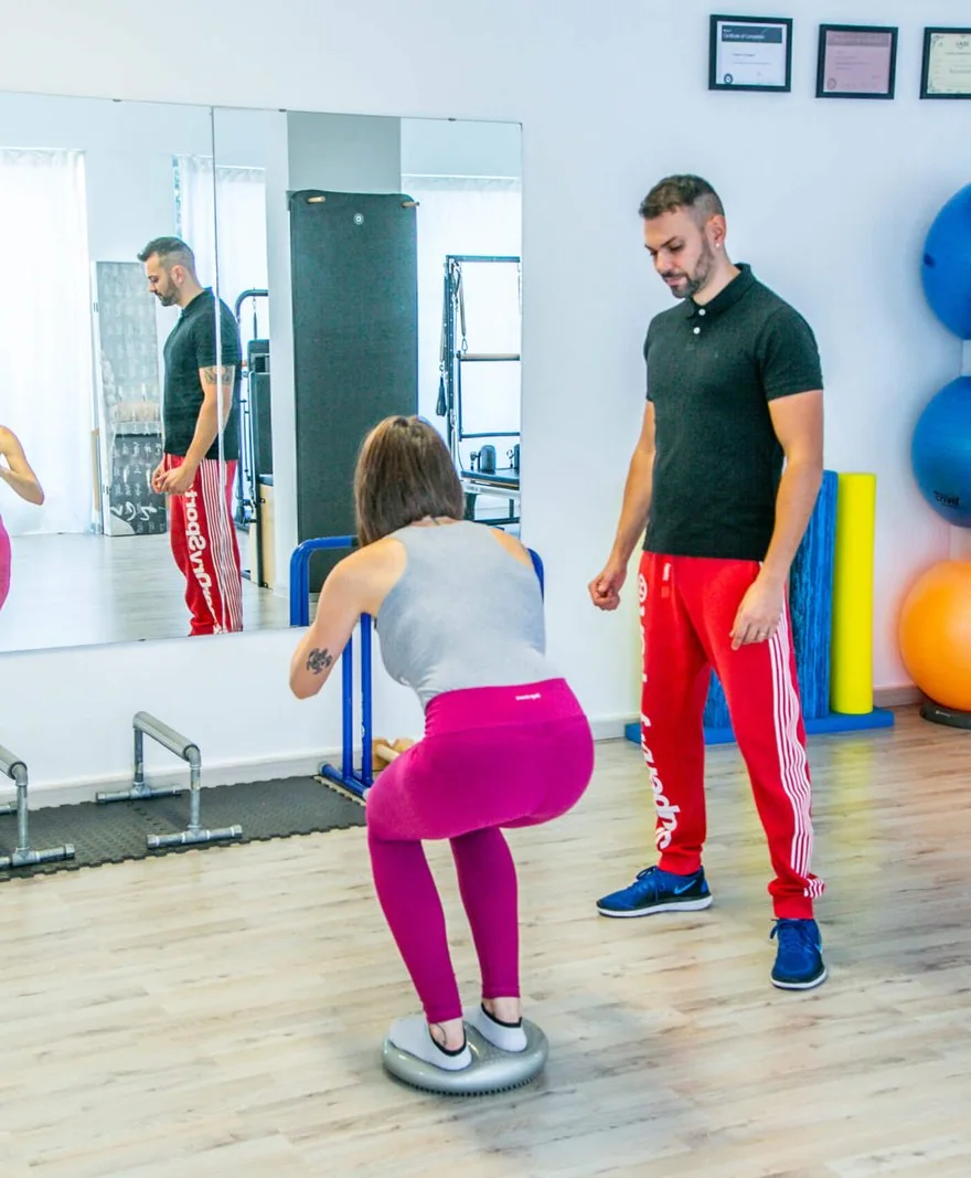 Allieva in equilibrio sul bosu con l’istruttore Emanuele Brescia