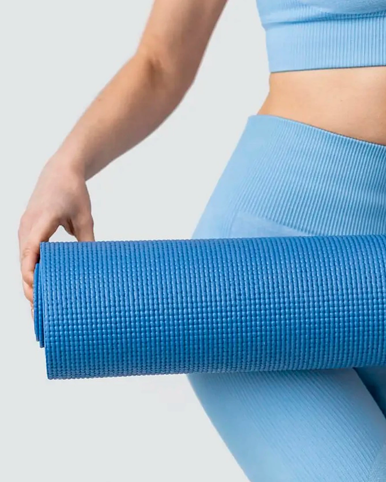 Pilates a Lugano: ragazza con tappetino da pilates