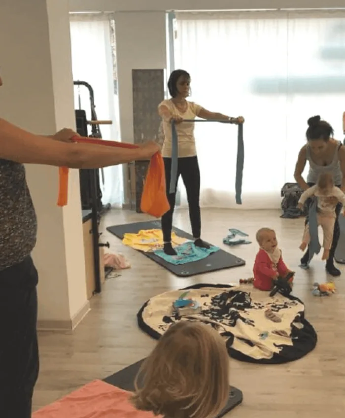 Lezione di Pilates Mamma e Bebè nello studio di Massagno