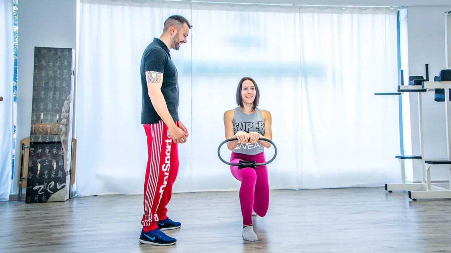 Emanuele Brescia segue un’allieva durante una sessione di personal training nello studio di Massagno